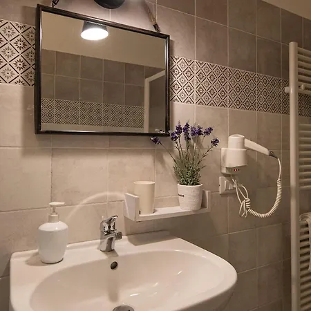 Ingarda Πανσιόν Cavalcaselle